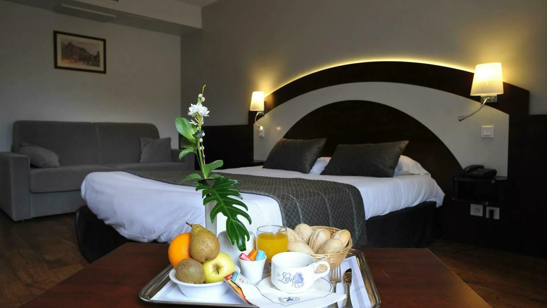The Originals Boutique, Hotel Le Lion D'Or, Fougeres Ouest Maen Roch 3*,  France